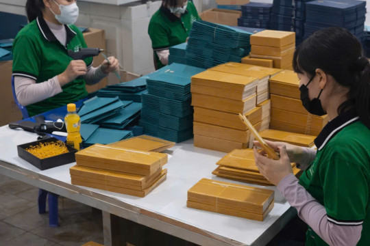 Thiết Kế & Gia Công Bao Bì: Hộp Giấy, Hộp Cứng, Nắp Kim Loại Cao Cấp